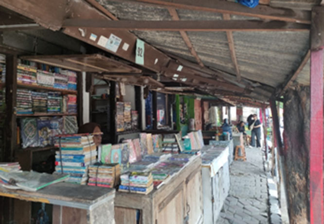 deretan-toko-buku-di-belakang-Sriwedari.jpg