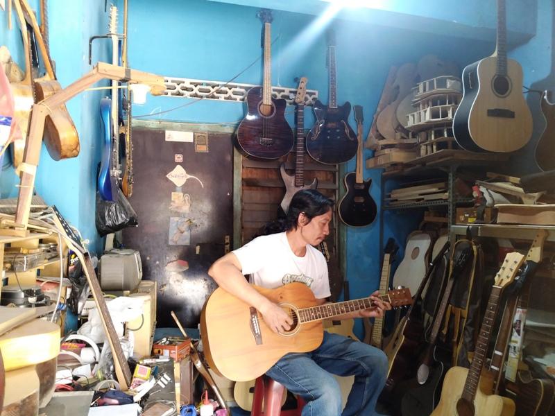 VIDEO : Seniman Pembuat Gitar Asal Semarang yang Karyanya Sampai Eropa dan Amerika
