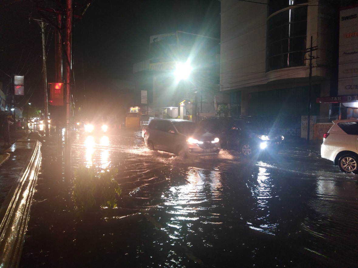 Diguyur Hujan, Jalan Depok Semarang Terendam Air