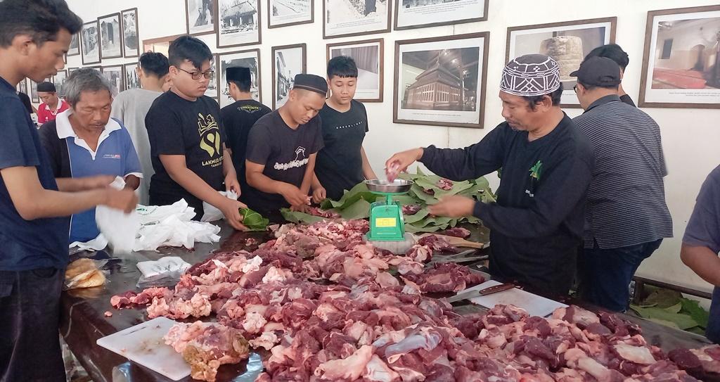 ejumlah-relawan-tengah-mengemas-daging-kurbanNNN.jpg