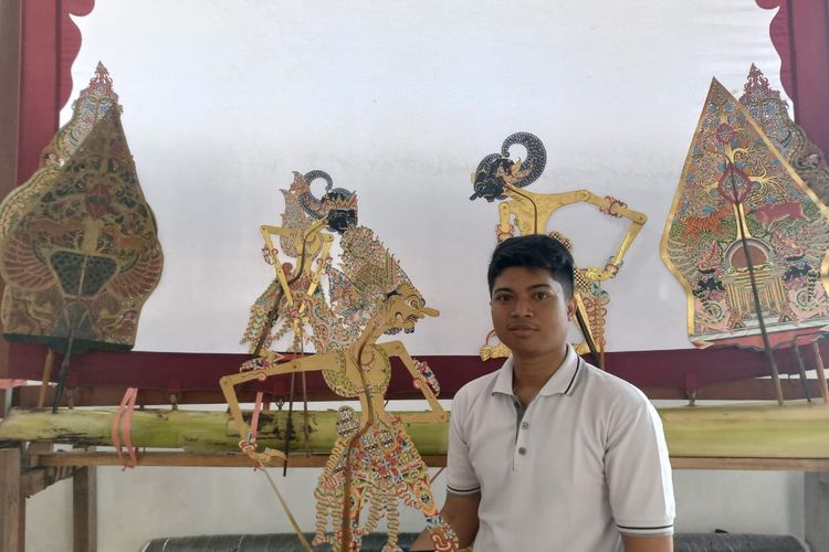 ekky-pengrajin-wayang.jpg