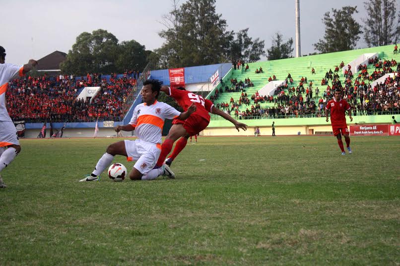 empat-kali-peluang-membentur-gawang-persis-solo-gagal-menang_20150818_222319.jpg