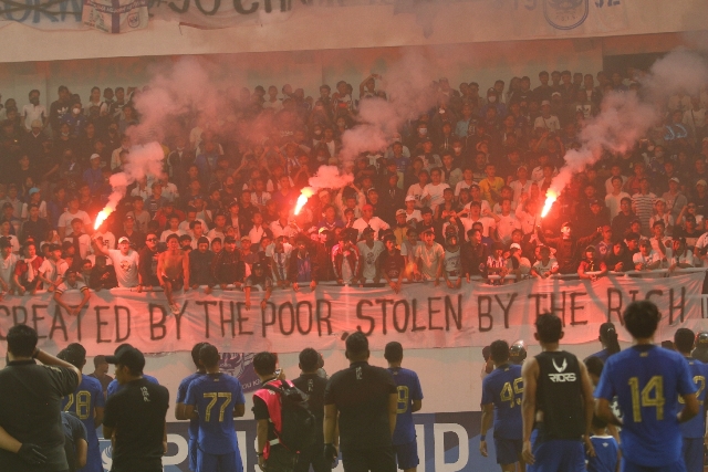 euforia-suporter-psis-semarang-panser-biru-dan-snex-berpesta-flare-1.jpg