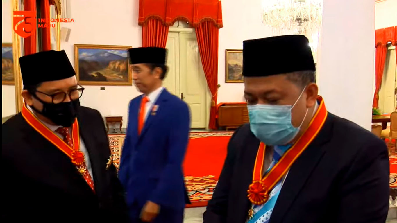 fadli-zon-dan-fahri-hamzah-anugerahtanda-kehormatan-dari-presiden-joko-widodo-jokowi.jpg