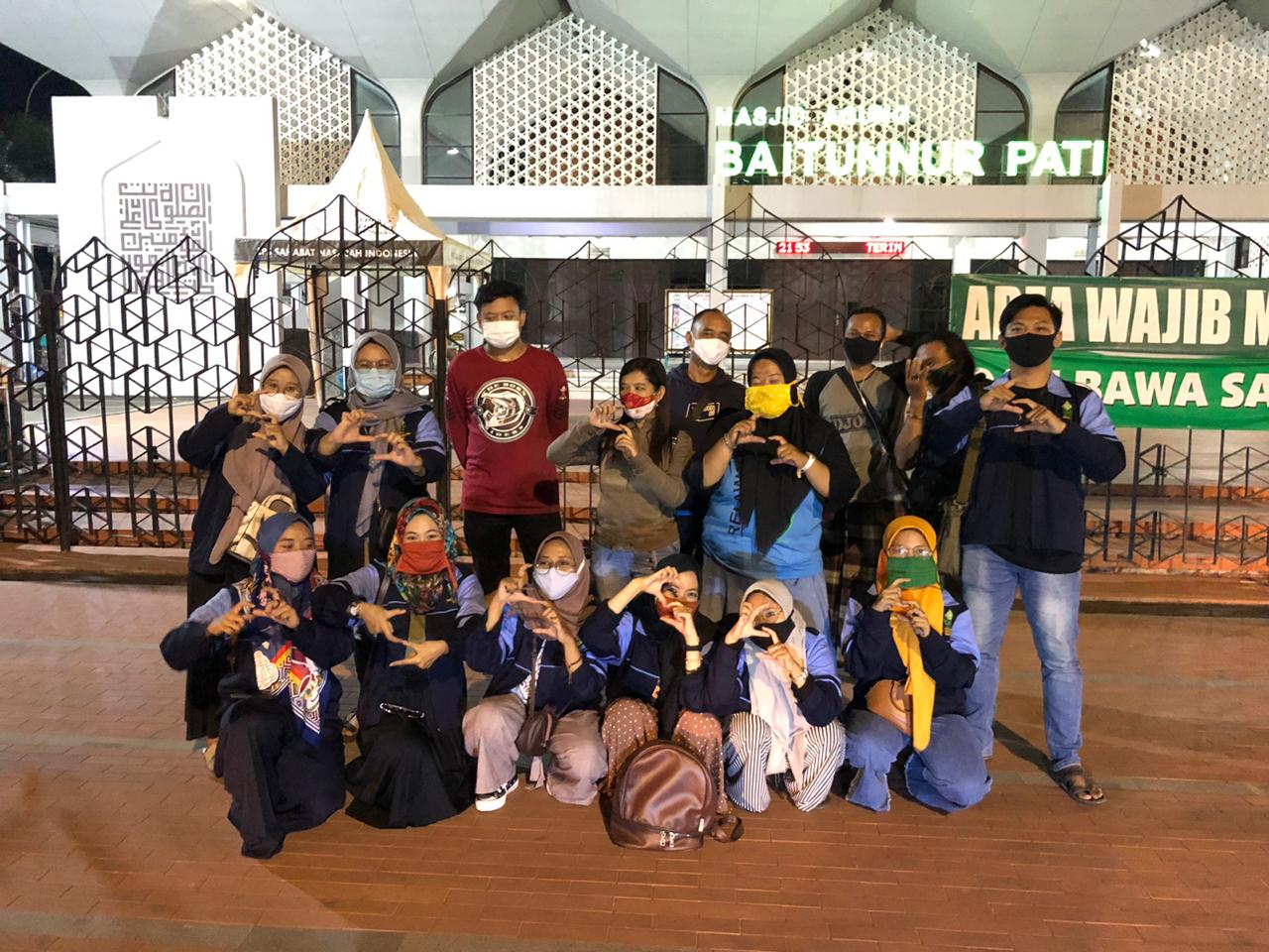 Gandeng KKN UIN Walisongo, Yayasan Sejam Menabung Bagikan Makanan untuk Pengemis