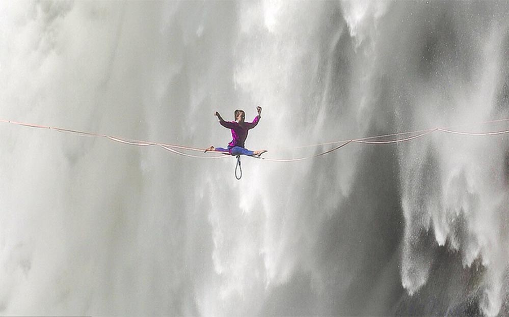 FOTO-FOTO Menakjubkan, Wanita Ini Yoga di Atas Seutas Tali Dekat Air Terjun