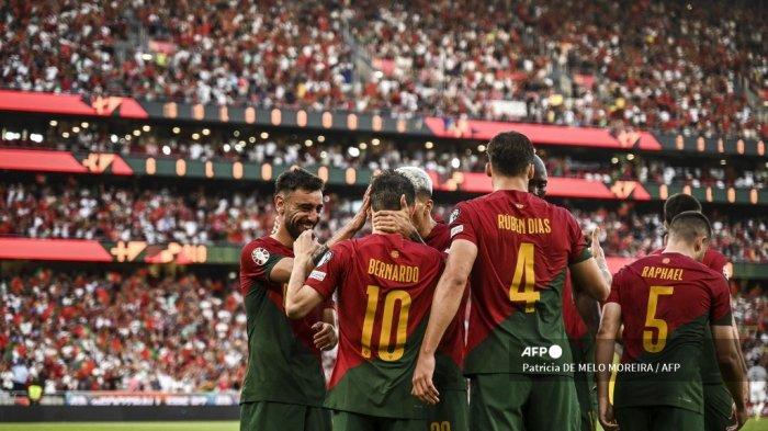 gelandang-portugal-bernardo-silva-tengah-merayakan-dengan-rekan-setimnya.jpg