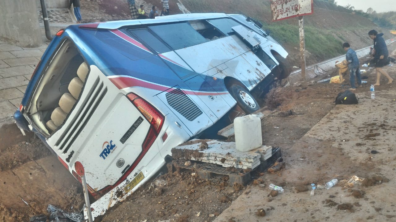 Bus Jemaat Gereja Asal Jakarta Kecelakaan di Tol Batang-Pemalang, Seorang Tewas