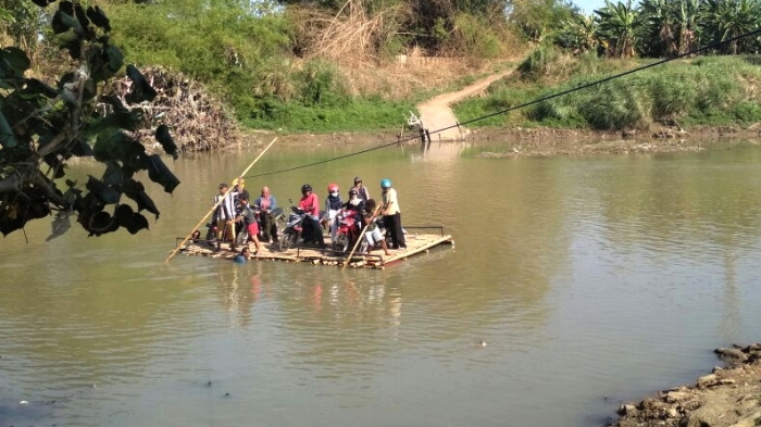 Warga Rela Seberangi Sungai Bengawan Solo Menggunakan Gethek Selama Jembatan Mojo Ditutup