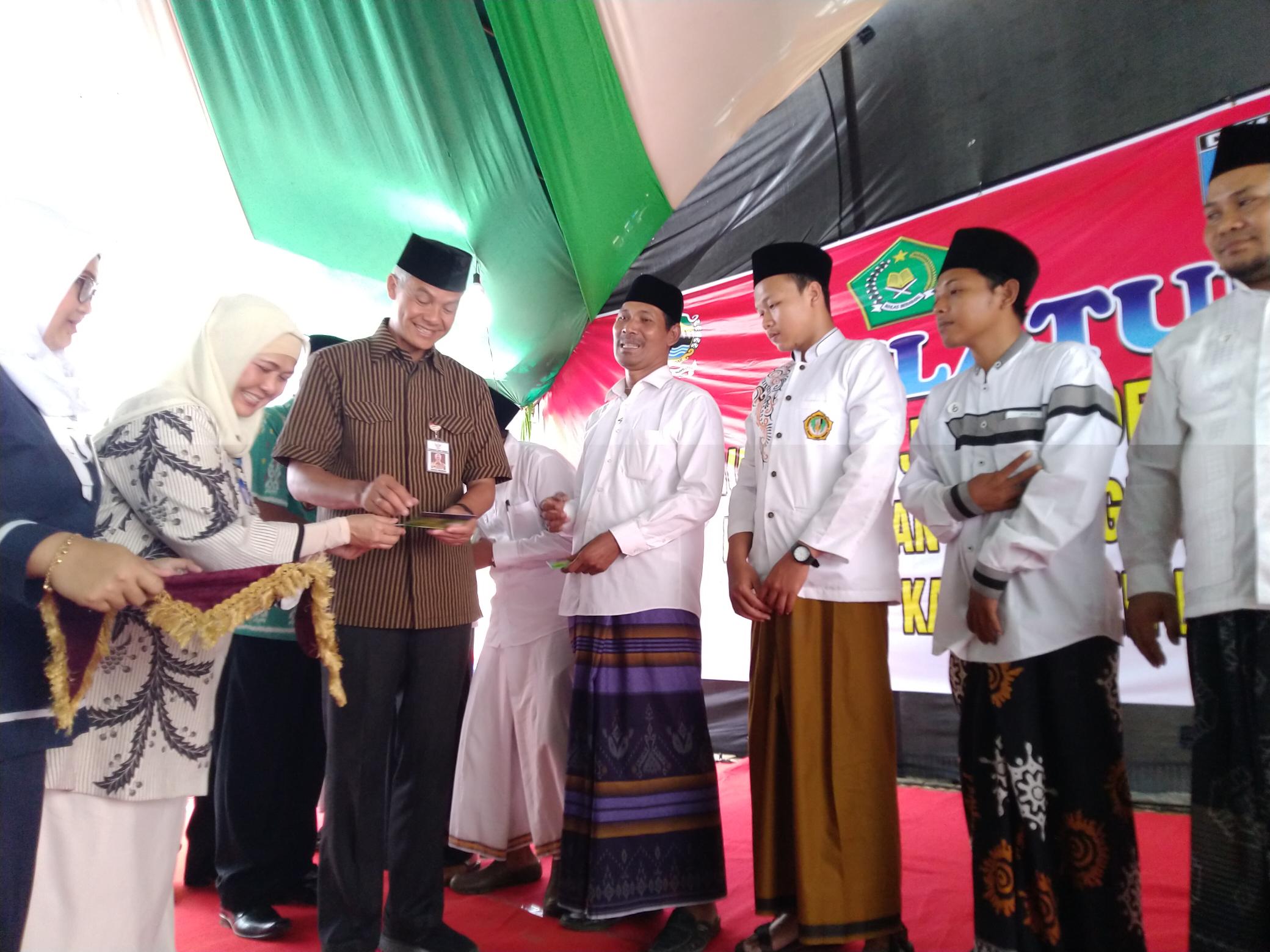 Gubernur Jateng Berikan Insentif Untuk 11.447 Guru Madin Demak, Rp 100.000 Per Bulan