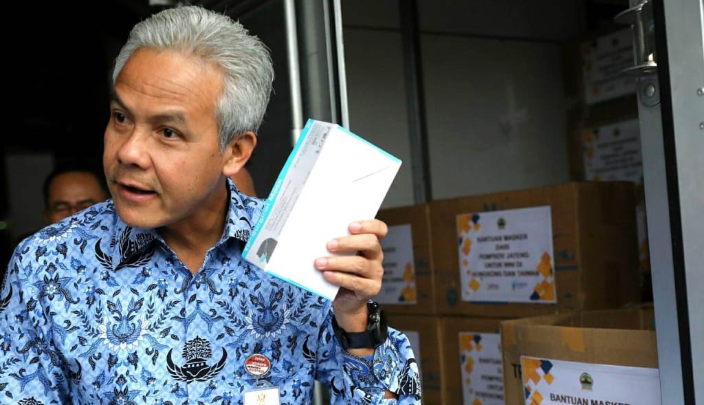 gubernur-jawa-tengah-ganjar-pranowo-saat-mengecek-masker-yang-akan.jpg