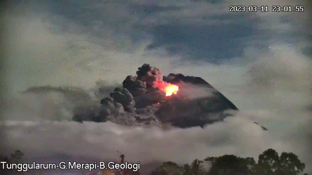 gunung-merapi-kembali-erupsi-minggu-pahing-1232023-mulai-pukul-0111-wib.jpg