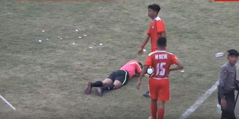 PAYAH! Timnya Kalah, Wasit Dipukul dan Ditendang di Liga 3 Zona Jawa Tengah