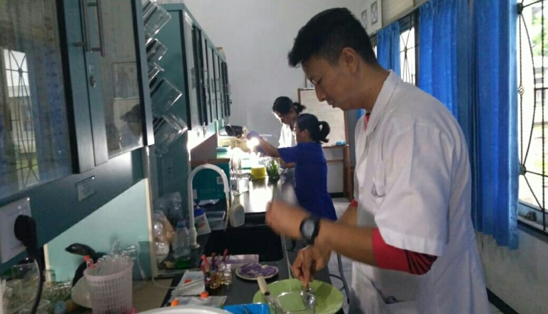 Manfaatkan Daun Sirih, FKIK UKSW Salatiga Produksi Hand Sanitizer