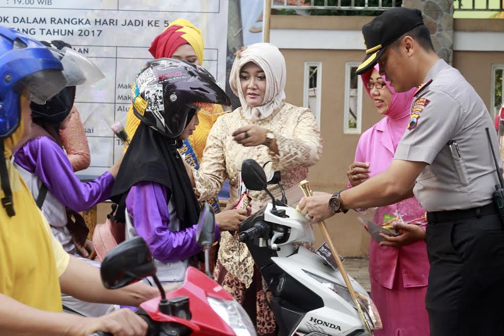 hari-kartini-kapolres-batang-bersama-istri-bagikan-bunga-dan-cokelat-kepada-pengendara_20170421_174318.jpg
