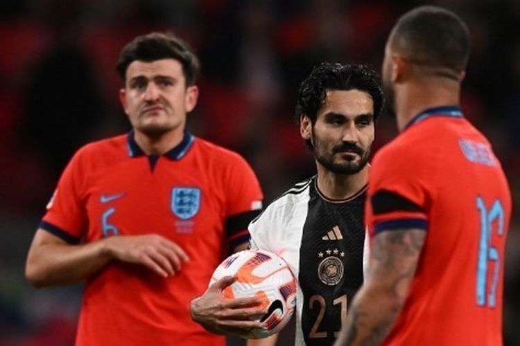harry-maguire-kiri-bereaksi-sebelum-ilkay-guendogan-tengah.jpg