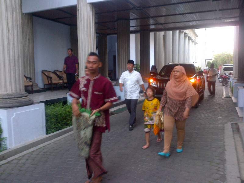 Turun dari Land Cruiser, Hendi Bergegas Ikut Salat Ied Bareng Warga