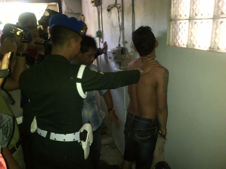 henri-kabur-dari-kamar-kos-saat-lihat-petugas-bnnp-gabungan-datang_20150604_165856.jpg