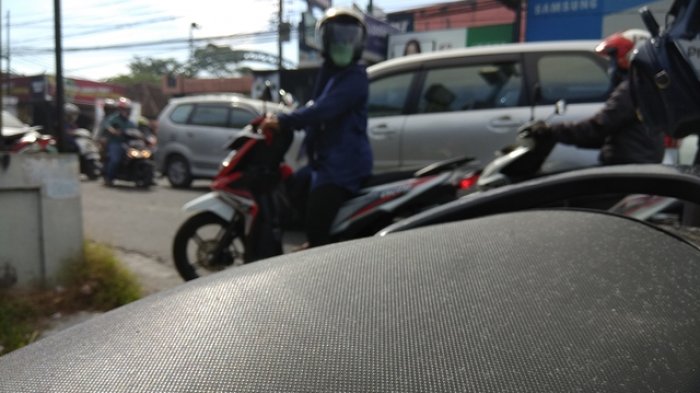 hujan-abu-terjadi-di-jalan-kaliurang_20180511_094559.jpg