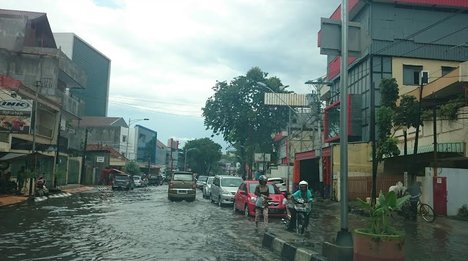 Hujan Sebentar Jalan Thamrin Tergenang, Banyak Kendaraan Mogok