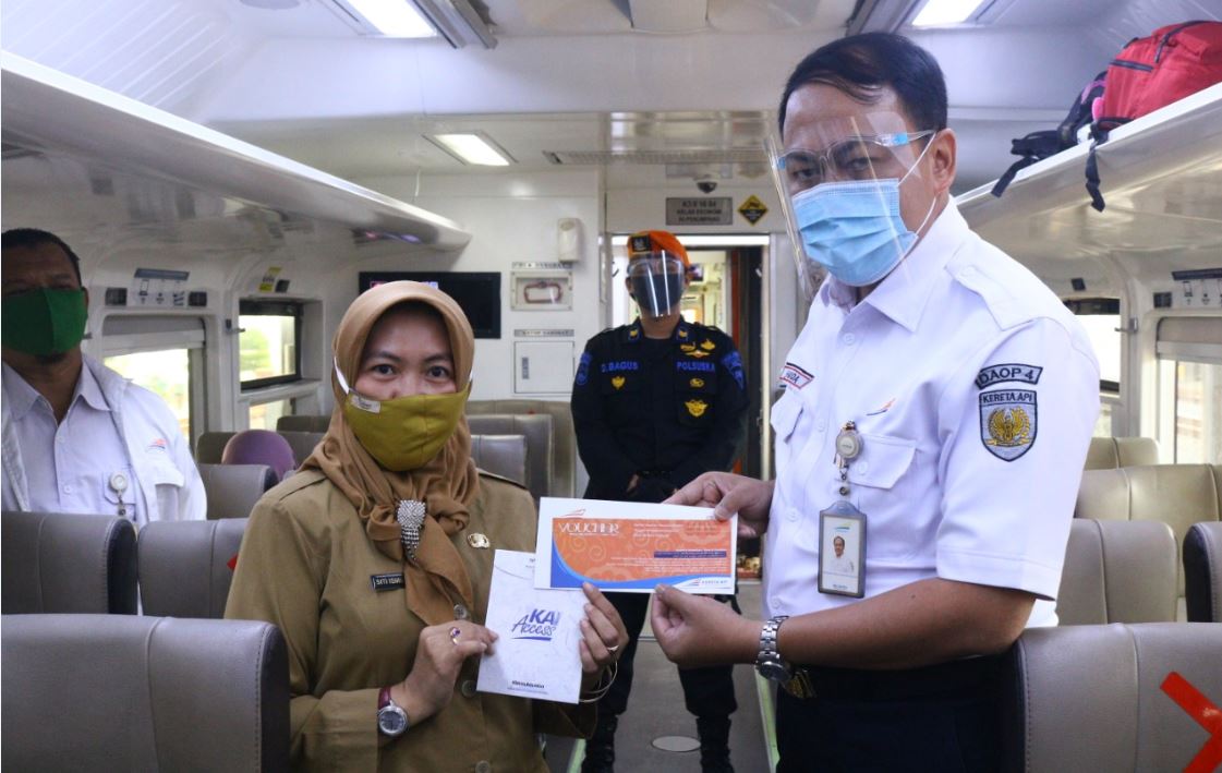 HUT Ke- 75, PT KAI Daop IV Semarang Bagikan Voucher dan Suvenir Gratis