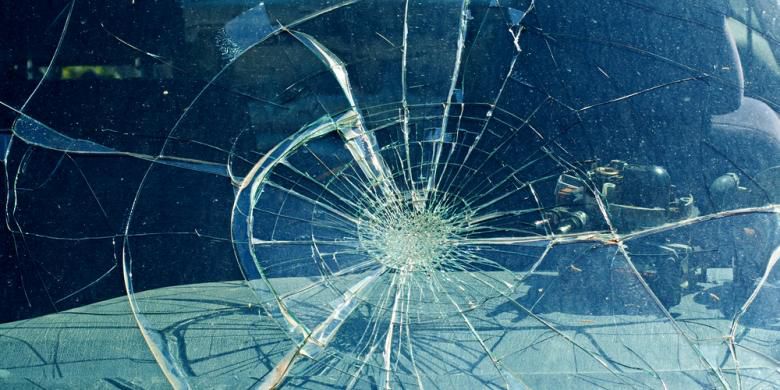 ilustrasi-kaca-mobil-pecah_20170929_160745.jpg