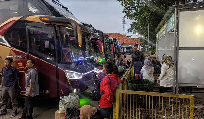 ilustrasi-pemudik-arus-balik-di-terminal-tipe-a-jati-kudus.jpg