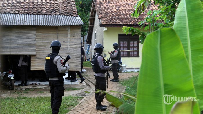 DOORR! Enam Terduga Teroris Ditembak Mati di Tuban Setelah Tinggalkan Mobil Terios