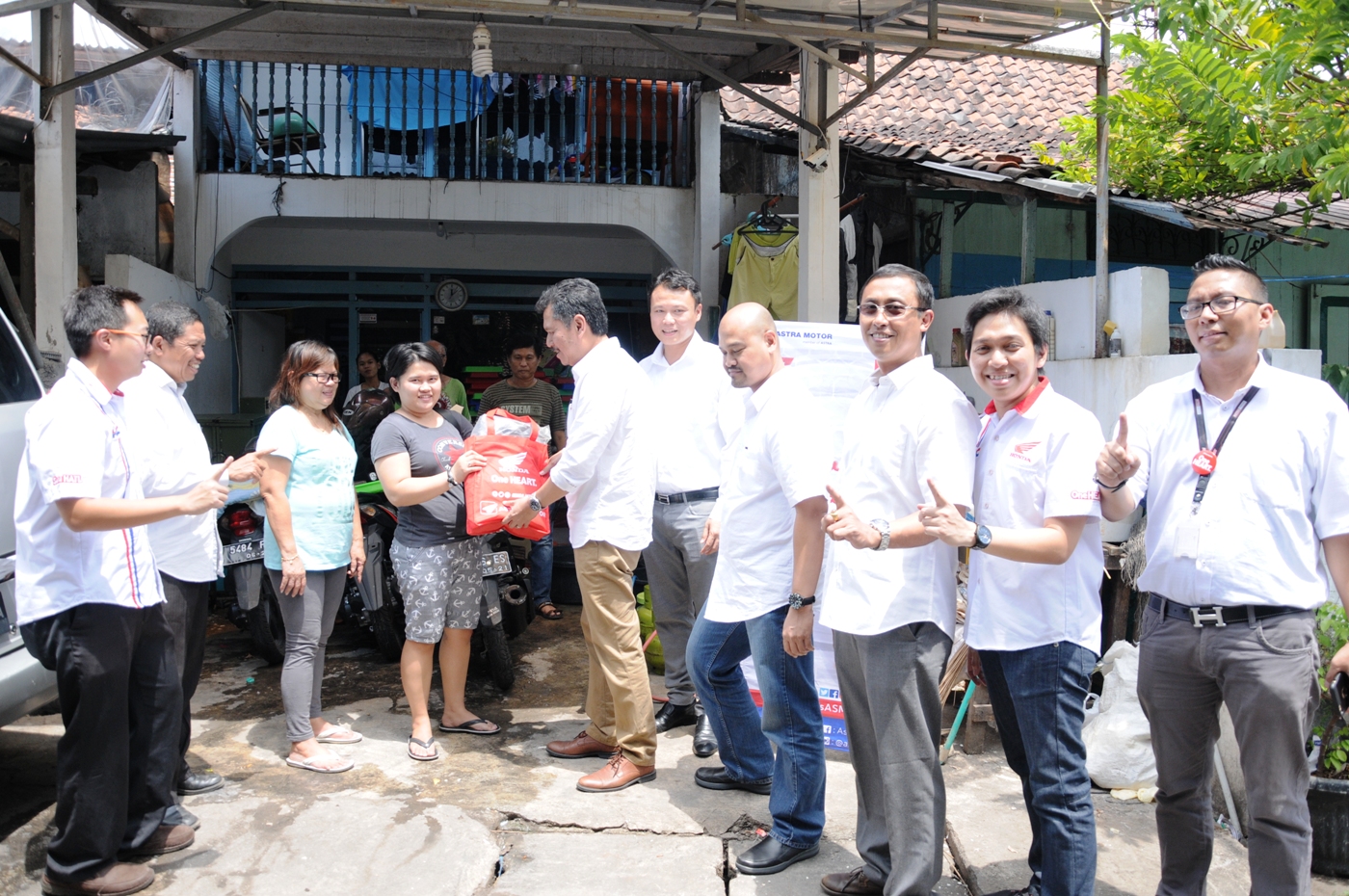 jajaran-manajemen-astra-motor-jateng-kirim-langsung-ke-pelanggan_20170905_082900.jpg