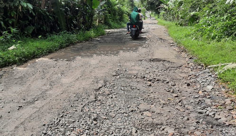 Penampakan Jalan Baturraden Timur Disebut Mirip Sungai Kering, Saking Rusaknya