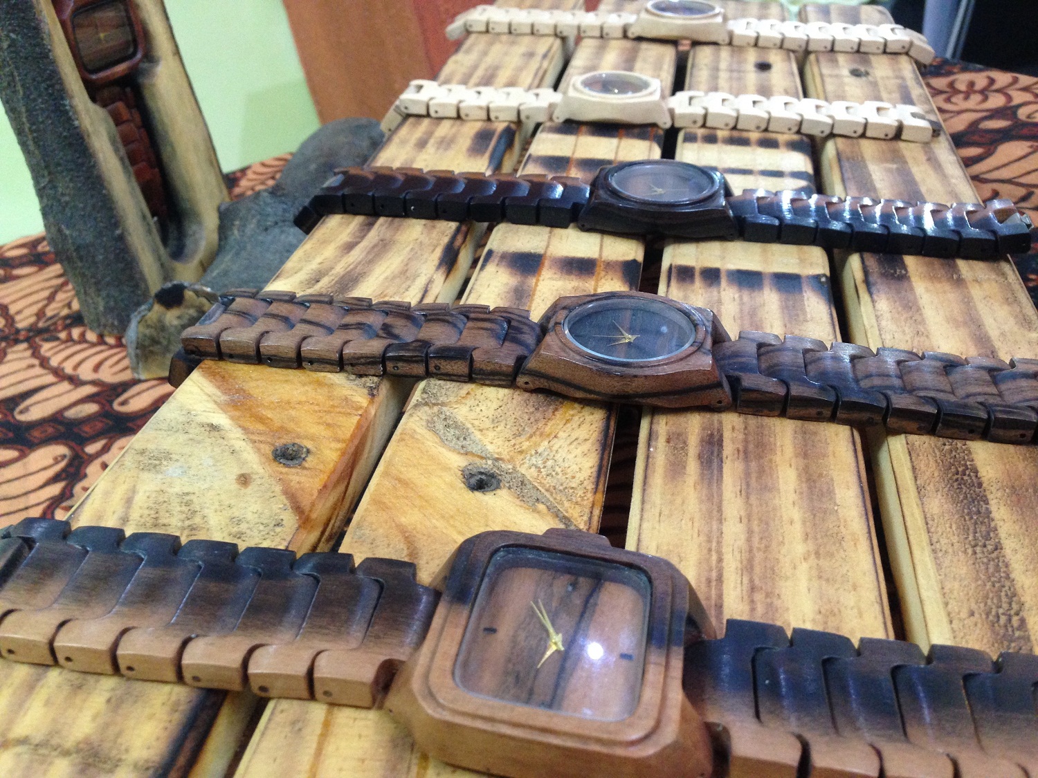 UNIK! Pria Ini Buat Jam Tangan Kayu Rakitan Sendiri, Tertarik?