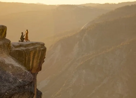 Heboh Wanita Jatuh Dari Tebing 200 Meter Saat Dilamar Kekasih
