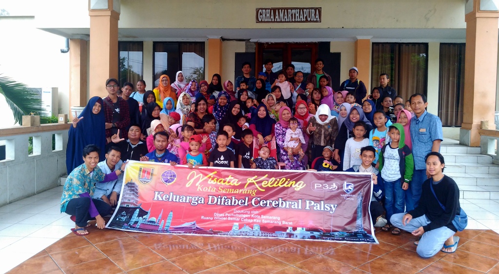 Keluarga Difabel Celebral Palsy Keliling Kota Semarang dengan Bus Tingkat