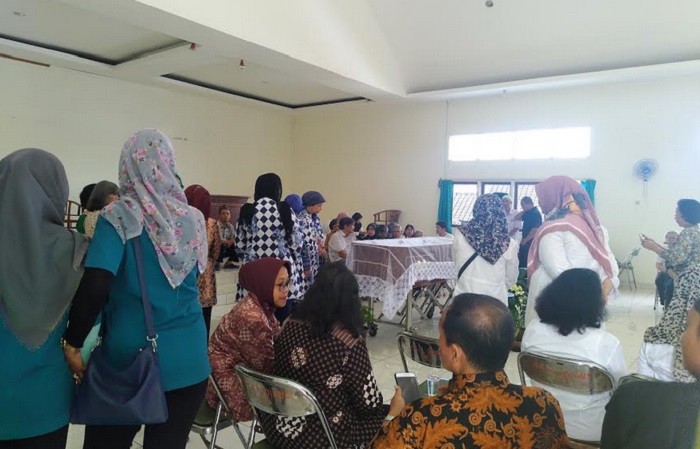 Pelayat Ucapkan Bela Sungkawa Sebelum NH Dini Dikremasikan di Ambarawa