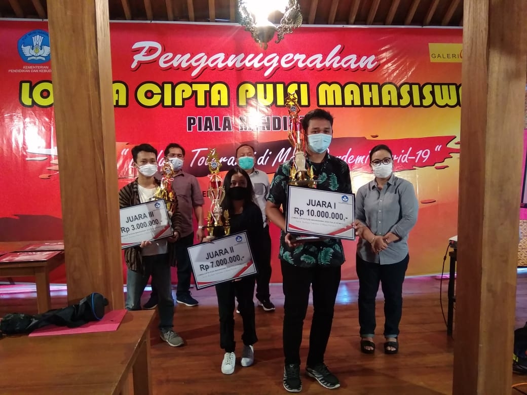 Tiga Mahasiswa PT Muhammadiyah Juara Lomba Puisi Piala Kemendikbud
