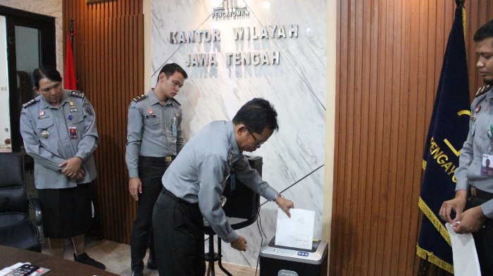 kanwil-kumham-jateng-musnahkan-341043-arsip-fisik-substanstif-fidusia.jpg