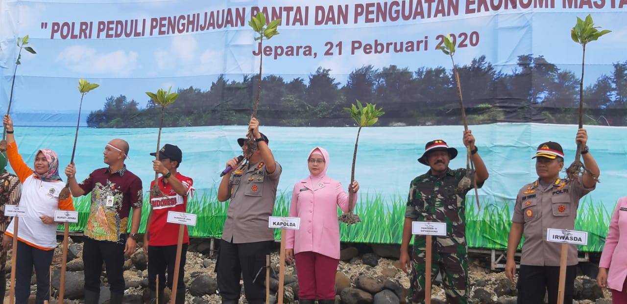 Polri Serempak Tanam Pohon Se-Indonesia, Kapolda Jateng dan Pangdam Turun ke Pantai Pungkruk Jepara