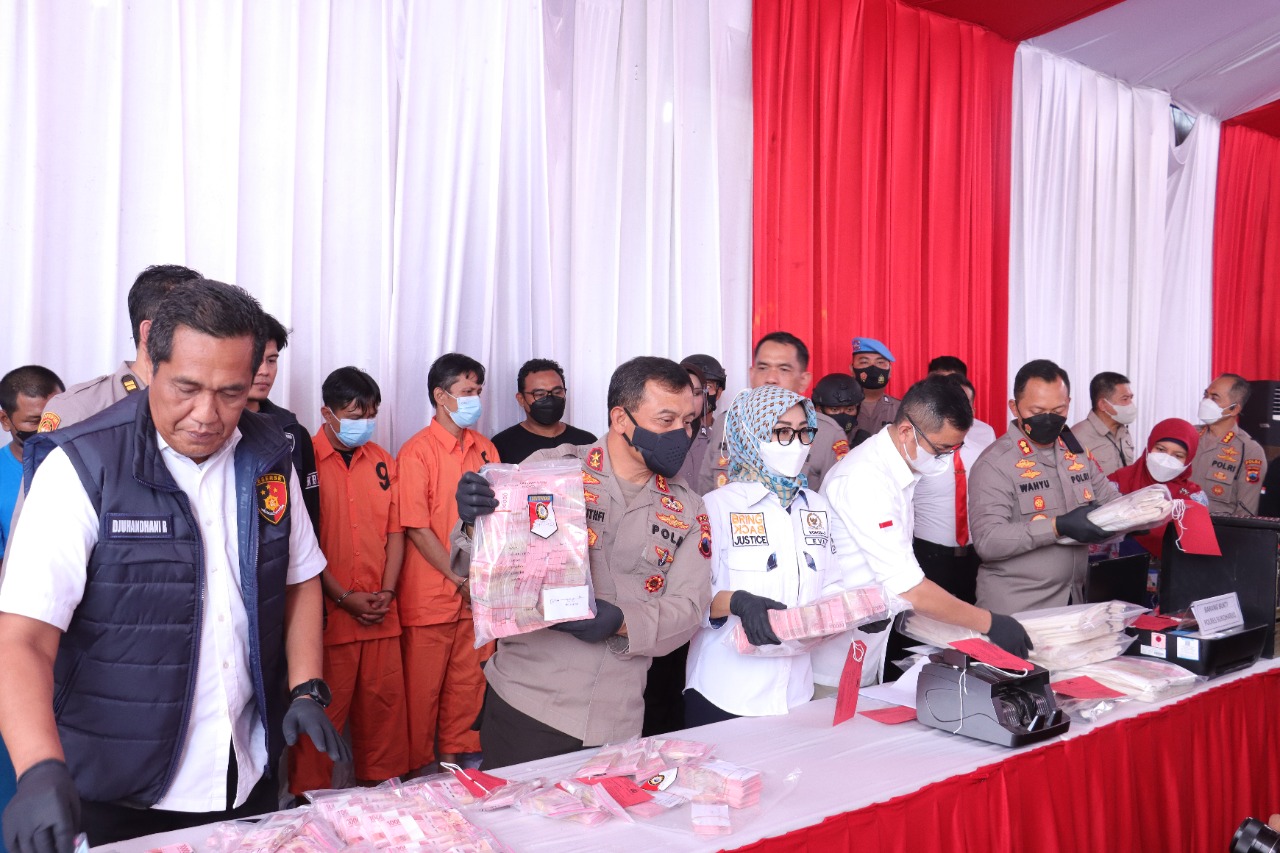 Video Polisi Temukan Uang Palsu Rp 835,4 Juta di Percetakan Sukoharjo
