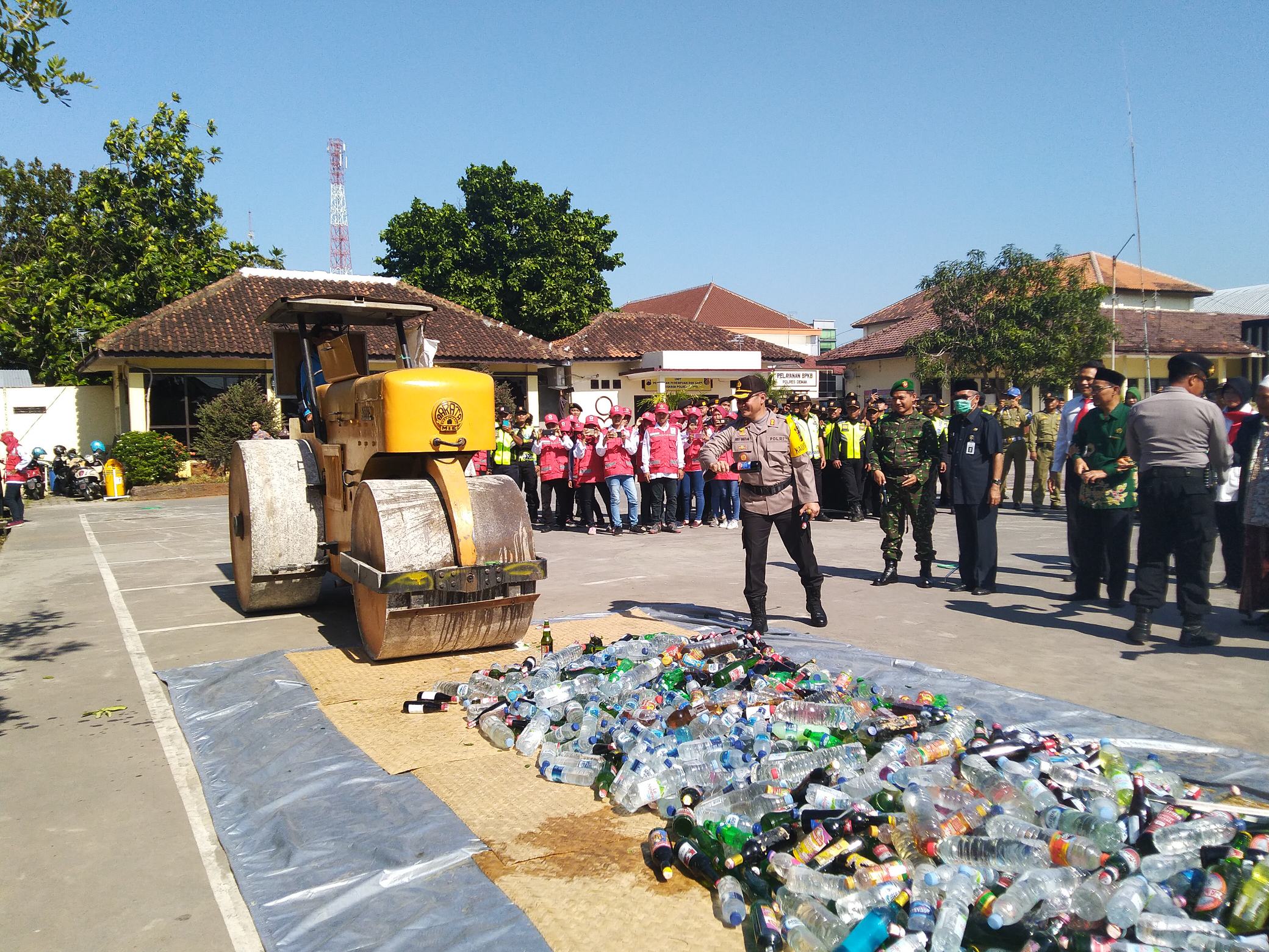Polres Demak Musnahkan Ribuan Botol Miras