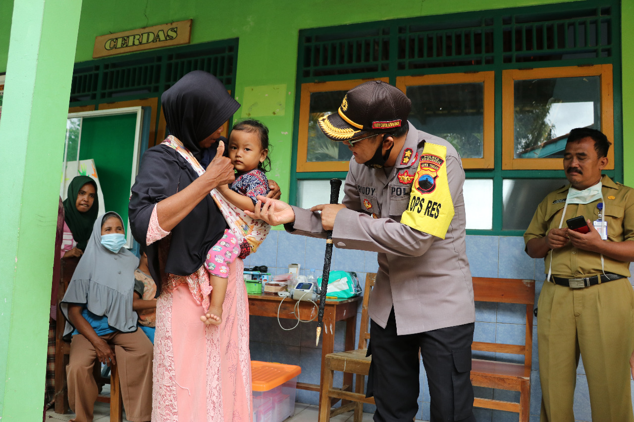 kapolres-kebumen-akbp-rudy-cahya-kurniawan-saat-berada-di-pengungsian.jpg