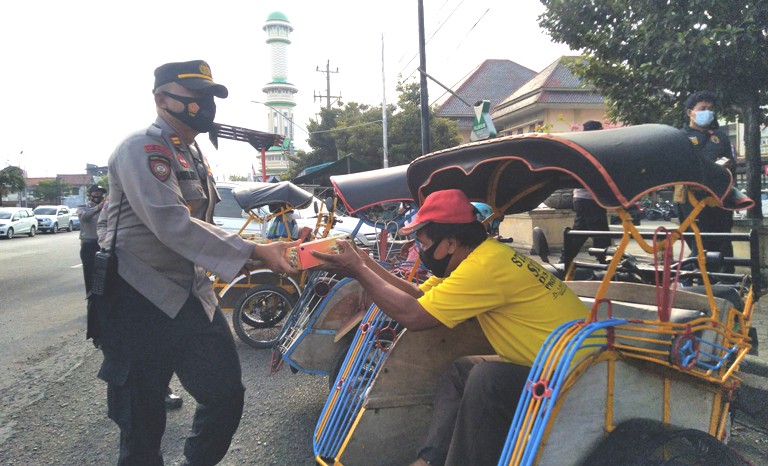 PPKM Darurat Diperpanjang, Polres Kendal Bagikan 1000 Kotak Nasi dan Santunan kepada Warga