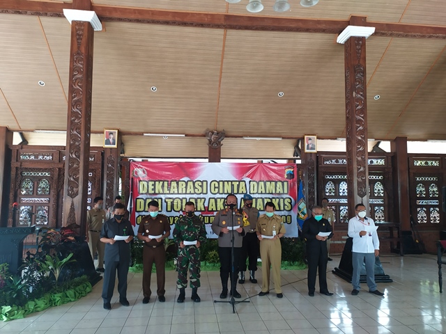 kapolres-semarang-akbp-gatot-hendro-hartono-memimpin-pembacaan-deklar.jpg