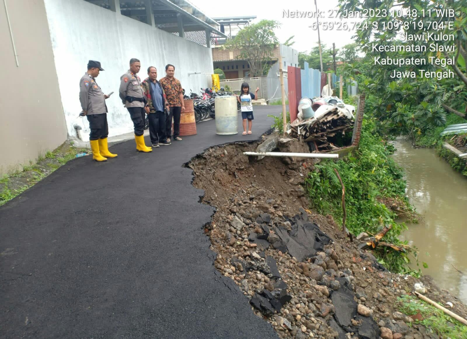 Pantau Talud Longsor di Perumahan Pesona Abadi, Plh Kapolsek Slawi: Warga Sementara Jangan Lewat