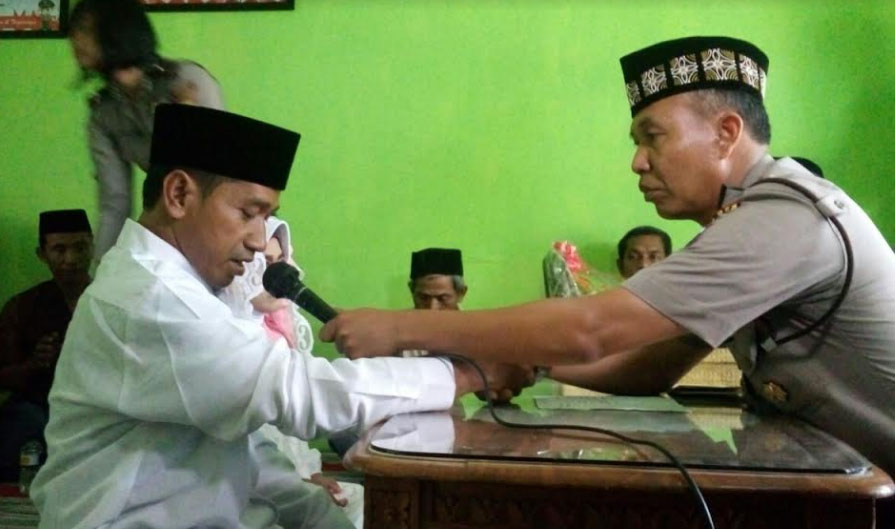 kapolsek-welahan-jepara-akp-rismanto-saat-menikahkan-pasangan-mesum_20171123_124025.jpg