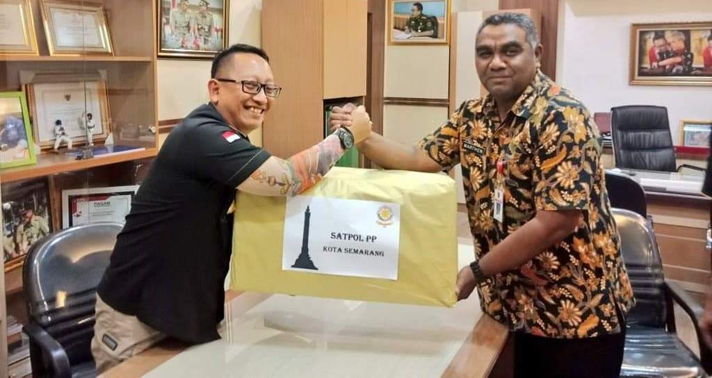 Satpol PP Jateng dan Kota Semarang Salurkan Bantuan pada Korban Tsunami Selat Sunda