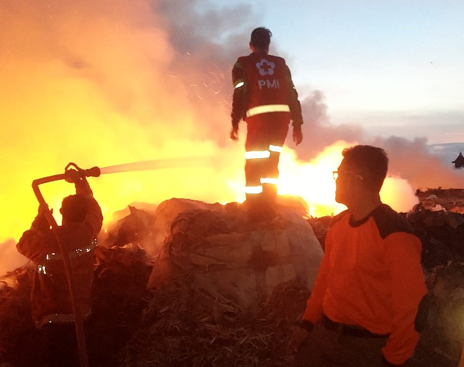 Pembuangan Limbah PT Quartindo di Demak Terbakar, Mobil Damkar dari Semarang Ikut Bantu Padamkan Api