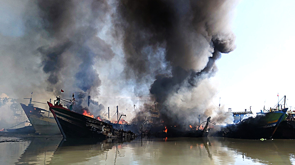 Polda Jateng Kirimkan Tim Labfor Ke TKP Kebakaran Kapal Di Tegal