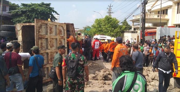 kecelakaan-dump-truk-di-ngaliyan.jpg