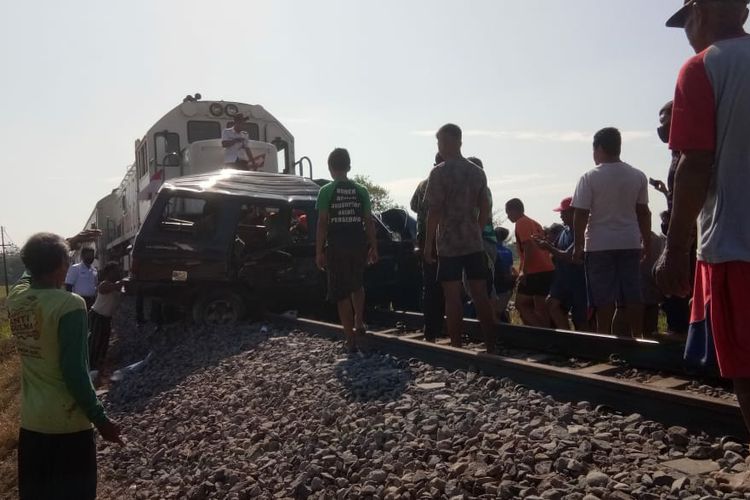 Maut Menjemput Rombongan Pengantar Pasien Kediri, Mobil Tertabrak Kereta Api Tewaskan 3 Orang