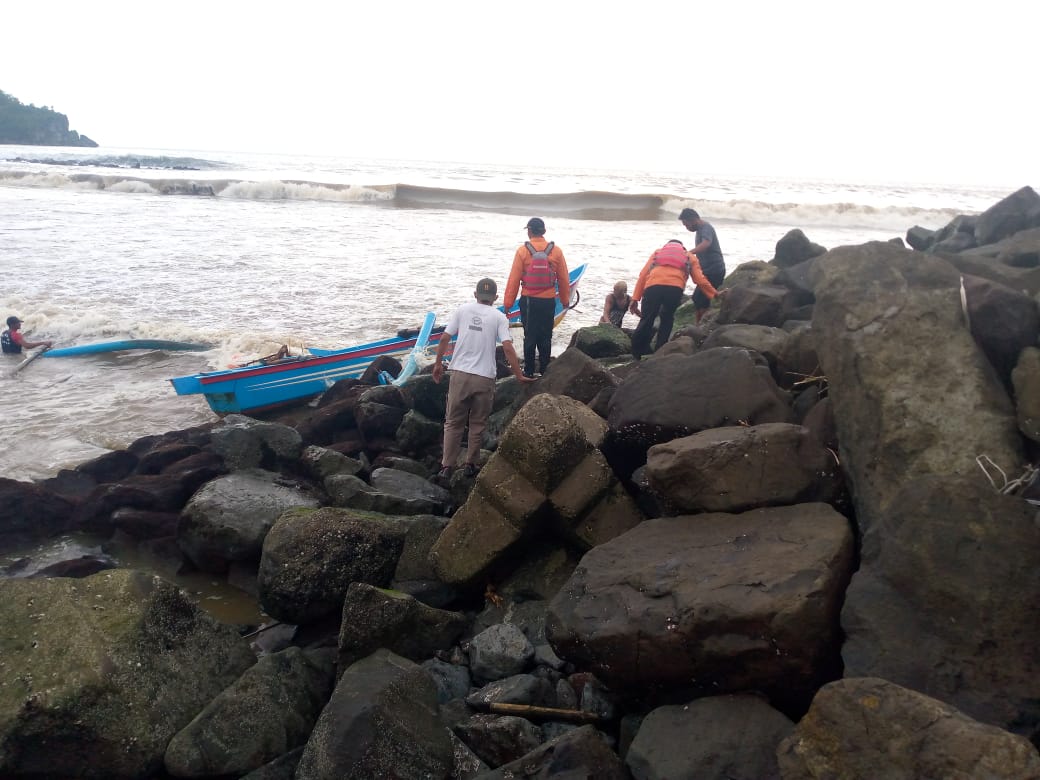 Dua Nelayan yang Jago Renang Selamat di Pantai Jetis